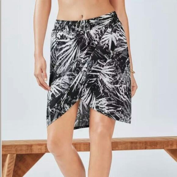 NWT FABLETICS Clarissa Wrap Skirt II Above Knee  Black White Size Small - Picture 1 of 8